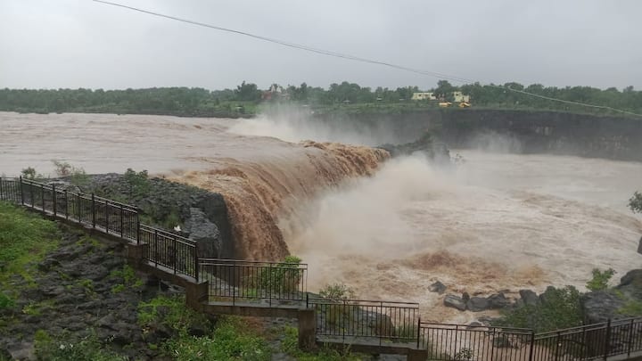 त्यामुळे प्रशासनाने तात्काळ अतिवृष्टीमुळे झालेल्या नुकसानीचे पंचनामे करण्याची मागणी शेतकऱ्यांनी केली आहे.