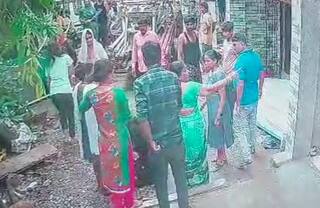 Surat: ભારે વરસાદની વચ્ચે અહીં બે જૂથો પાણી માટે ઝઘડ્યા, એકબીજા પર તુટી પડ્યાનો વીડિયો આવ્યો સામે.....