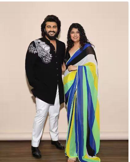 ਅਰਜੁਨ ਕਪੂਰ ਵੀ ਸਫੇਦ ਪੇਂਟ ਦੇ ਨਾਲ ਕਾਲੇ ਰੰਗ ਦਾ ਲੰਬਾ ਕੋਟ ਪਹਿਨੇ ਤਸਵੀਰਾਂ 'ਚ ਬੇਹੱਦ ਖੂਬਸੂਰਤ ਲੱਗ ਰਹੇ ਹਨ। ਇਸ ਭੈਣ-ਭਰਾ ਦੀ ਜੋੜੀ ਨੇ ਇੱਕ ਵਾਰ ਫਿਰ ਪ੍ਰਸ਼ੰਸਕਾਂ ਦਾ ਦਿਲ ਜਿੱਤ ਲਿਆ ਹੈ।