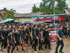 मणिपुर कांड में पुलिस रिमांड पर 4 आरोपी, पूर्व जवान की पत्नी है एक पीड़िता, भीड़ ने संदिग्ध के घर में लगाई आग | बड़ी बातें