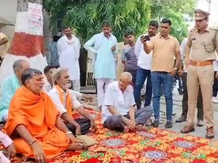 Swami Yashveer launched campaign to remove poster banner run by Muslim hotels name of Hindu deities Muzaffarnagar ANN UP News: हिंदू देवी देवताओं के नाम पर होटल चलाने का आरोप, डीएम कार्यालय के बाहर धरना