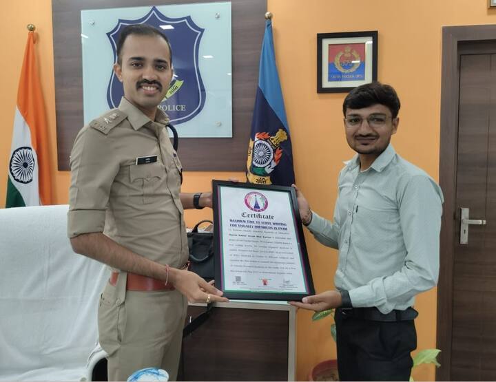 અલ્પેશ કારેણાને મળેલા એવોર્ડ: ગુજરાતમાં સેવા ક્ષેત્રે દિયા ઈન્ટરનેશનલ એવોર્ડ વિનર-2022 ( દર્શુકેર પબ્લિક ચેરિટેબલ ટ્રસ્ટ દ્વારા ). ગૌરવવંતા ગુજરાતી એવોર્ડ-2021 ( અક્ષરમૈત્રી સાહિત્ય વર્તૂળ ગૃપ દ્વારા ).યુવા રત્ન એવોર્ડ- 2023 ( રક્તવીર ગૃપ દ્વારા ).ઉત્તમ યુવા લેખક એવોર્ડ ( નવરચિત સ્લમ સ્કુલ દ્વારા ).