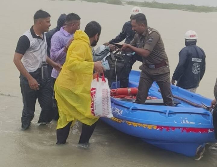 દ્વારકા તાલુકાના ચરકલા ગામે વરસાદના પાણી ઘૂસ્યા હતા. જીજી વારી ડેમ અને વરસાદના પાણી ગામમાં ઘૂસ્યા હતા. ચરકલાથી દ્વારકા જતા માર્ગ પર અનેક વાહનો ફસાયા હતા. જામદેવળીયા, દાંતા, ગુરગઢ ગામમાં જળબંબાકારની સ્થિતિ સર્જાઇ હતી.