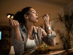 जल्दबाजी में खाना खाने से बढ़ जाता है इन बीमारियों का खतरा, शरीर को झेलने पड़ते हैं कई नुकसान