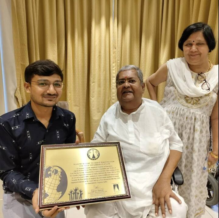 અલ્પેશે જાતે 800 પેપર લખ્યા એ વિશે વાત કરે છે કે હું છેલ્લા 9 વર્ષથી પ્રજ્ઞાચક્ષુ વિદ્યાર્થીઓના રાઈટર તરીકે જાઉ છું. દરેક પરીક્ષામાં હું જતો જ. કારણ કે હું જાતે પેપર લખીશ તો જ બીજાને કહી શકીશ કે તમે પણ આવો. ક્યારેક 4-4 કોલેજોમાં એકસાથે પરીક્ષાનો માહોલ હોય. ત્યારે હું એક દિવસમાં બધા જ પેપર લખતો. મને બરાબર યાદ છે કે મે સતત એક અઠવાડિયા સુધી 4-4 પેપર લખેલા છે. પહેલું પેપર સવારે 8 થી 9:30 , બીજું પેપર 10 થી 11:30, ત્રીજું પેપર 12 થી 3, ચોથું પેપર 5 થી 6:30 અને સાંજે અંધજનમંડળ વસ્ત્રાપુર ખાતે 8થી 10 સુધી તો જવાનું. અંધજન મંડળ વસ્ત્રાપુરમાં ગુજરાતી શિક્ષક અને વાંચનની પ્રવૃતિ તરીકે 4 વર્ષ સુધી હું દરરોજ સાંજે 8થી 10 સુધી જતો અને એ પણ ચાલીને.. કારણ કે જમીને જતો એટલે ખાવાનું પણ પચી જાય અને પૈસાની પણ બચત થાય. આ સિવાય ક્યારેય એવું પણ બનતું કે મારી પણ પરીક્ષા શરૂ હોય અને આ લોકોની પણ પરીક્ષા આવે. ત્યારે પણ હું મારું પેપર લખીને તરત જ પ્રજ્ઞાચક્ષુ વિદ્યાર્થીઓના રાઈટર તરીકે જતો હતો. આ રીતે સેવાની આ 9 વર્ષની યાત્રામાં ક્યારે 800થી ઉપર પ્રજ્ઞાચક્ષુ વિદ્યાર્થીઓના પેપર લખાય ગયા એની પણ ખબર ન પડી અને આજે વર્લ્ડ રેકોર્ડ થઈ ગયો.