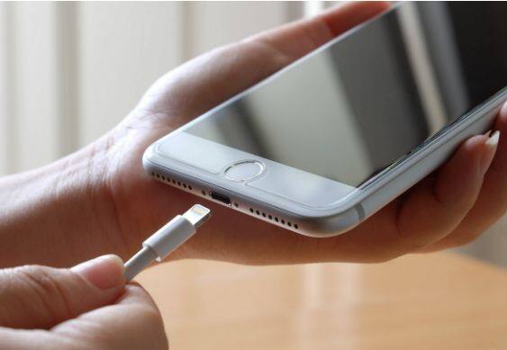 Phone Charge: ਸਮਾਰਟਫ਼ੋਨ ਅੱਜ-ਕੱਲ੍ਹ ਜ਼ਿੰਦਗੀ ਦਾ ਅਹਿਮ ਹਿੱਸਾ ਬਣ ਗਿਆ ਹੈ। ਚਾਹੇ ਫੋਟੋ ਕਲਿੱਕ ਕਰਨੀ ਹੋਵੇ ਜਾਂ ਕਿਸੇ ਔਨਲਾਈਨ ਮੀਟਿੰਗ ਵਿਚ ਸ਼ਾਮਿਲ ਹੋਣ ਲਈ ਜਾਂ ਦੂਰ ਬੈਠੇ ਕਿਸੇ ਵਿਅਕਤੀ ਨੂੰ ਪੈਸੇ ਭੇਜਣ ਦੀ। ਅਜਿਹੇ 'ਚ ਇਸ ਦੀ ਸਿਹਤ ਦਾ ਧਿਆਨ ਰੱਖਣਾ ਬਹੁਤ ਜ਼ਰੂਰੀ ਹੈ। ਬੈਟਰੀ ਵੀ ਫ਼ੋਨ ਦਾ ਇੱਕ ਅਹਿਮ ਹਿੱਸਾ ਹੈ ਅਤੇ ਬਹੁਤ ਘੱਟ ਲੋਕ ਇਸ ਨੂੰ ਚਾਰਜ ਕਰਨ ਦਾ ਸਹੀ ਤਰੀਕਾ ਜਾਣਦੇ ਹਨ। ਅਜਿਹੀ ਸਥਿਤੀ ਵਿੱਚ, ਅਸੀਂ ਤੁਹਾਨੂੰ ਇੱਥੇ ਇਸ ਬਾਰੇ ਜਾਣਕਾਰੀ ਦੇਣ ਜਾ ਰਹੇ ਹਾਂ।