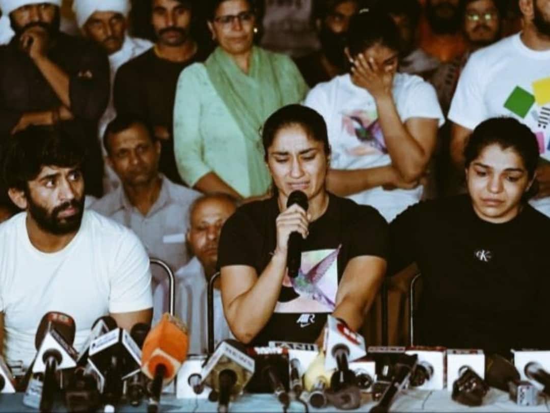 Sakshi Malik: రెజ్లర్ల మధ్య కేంద్రం చిచ్చు! - నన్నూ ట్రయల్స్ లేకుండా పంపుతామన్నారు: సాక్షి మాలిక్ Sakshi Malik Blames Government For Using Asian Games Trial Exemptions As Tool To Divide Wrestlers Sakshi Malik: రెజ్లర్ల మధ్య కేంద్రం చిచ్చు! - నన్నూ ట్రయల్స్ లేకుండా పంపుతామన్నారు: సాక్షి మాలిక్