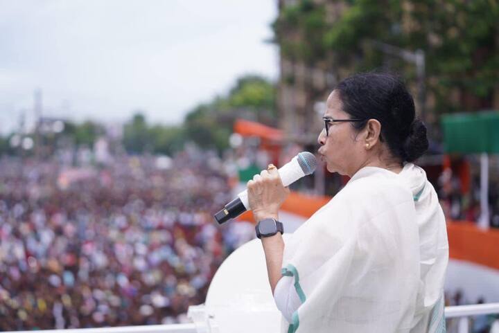 সাত হাজার কোটি টাকা বাংলা পায়, বাংলার গরীব মানুষ পায়। সেই টাকা দেয়নি কেন্দ্রীয় সরকার। গরীব মানুষের একশ দিনের কাজের টাকা দেয়নি কেন্দ্র। প্রাপ্য টাকা না দিলে ২ অক্টোবর আমরা দিল্লিতে ধর্না দেব। সেদিন আমরা সবাই দিল্লি যাব। যেখানে আটকাবে সেখান থেকে দিল্লির আওয়াজ উঠবে'