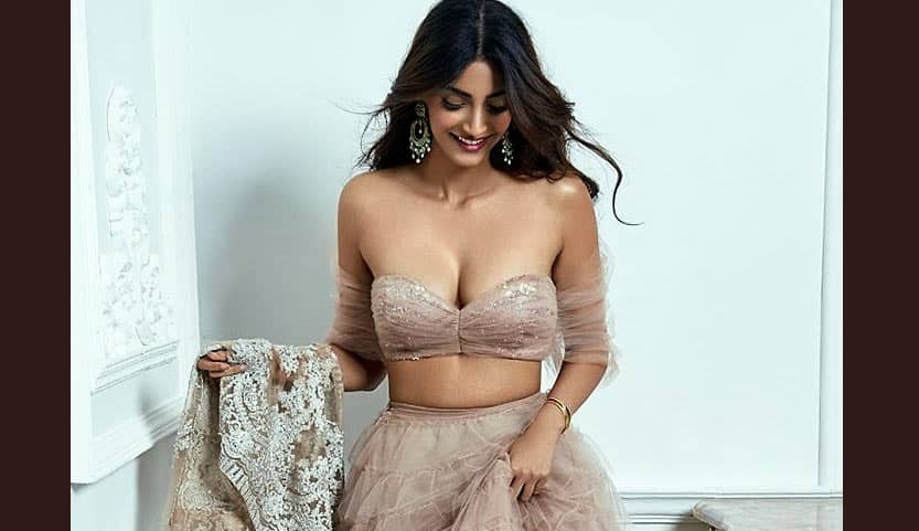 VIDEO: સ્ટાઇલિશ દેખાવવાના ચક્કરમાં હૉટ એક્ટ્રેસે પહેર્યો એવો ડ્રેસ કે લોકો હંસવા લાગ્યા, બોલ્યા- આટલી મોટી કેમ થઇ ગઇ..... WATCH VIDEO: actress sonam kapoor wears short dress while she roaming market and mumbai airport VIDEO: સ્ટાઇલિશ દેખાવવાના ચક્કરમાં હૉટ એક્ટ્રેસે પહેર્યો એવો ડ્રેસ કે લોકો હંસવા લાગ્યા, બોલ્યા- આટલી મોટી કેમ થઇ ગઇ.....