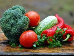 Vegetables Price: குறையும் தக்காளி, சின்ன வெங்காயத்தின் விலை.. தொடர்ந்து உச்சத்தில் இஞ்சி, பட்டாணி, பூண்டு.. இன்றைய காய்கறி விலை பட்டியல் இதோ..