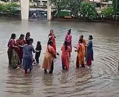 Vasai Rains : वसईत पावसामुळे साचलेल्या पाण्यात महिलांचा गरब्याचा