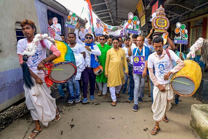 জেলা থেকে বাসে-ট্রেনে- নৌকায় আসছেন তৃণমূলের কর্মী-সমর্থকরা। সকাল থেকেই ধর্মতলার সভামঞ্চের কাছে ভিড় জমছে।
