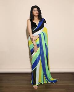 Anshula Kapoor Pics: ब्लैक डीपनेक ब्लाउज के साथ मल्टीकलर साड़ी में दिखा अंशुला का सेंशुअस लुक, भाई अर्जुन के साथ यूं दिए पोज