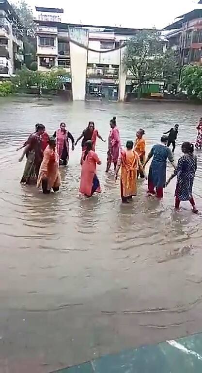 शेवटी घरात कंटाळलेल्या महिलांनी साचलेल्या पाण्यात गरबा खेळून आपला आनंद व्यक्त केला.