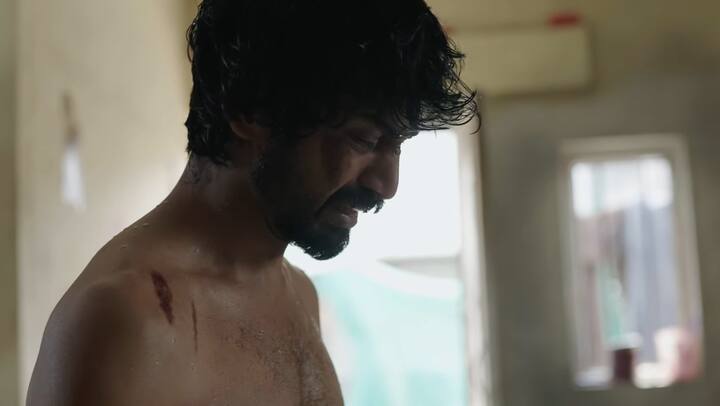 சாக்லேட்டை கண்டாலே கடுப்பாகும் அர்ஜூன் தாஸ் ஒருவித மனநோயால் பாதிக்கப்பட்டு சிகிச்சை எடுத்து வருகிறார். உணவு டெலிவரி பாயாக வரும் அவருக்கு  துஷாரா விஜயனுடன் காதல் உண்டாகிறது.