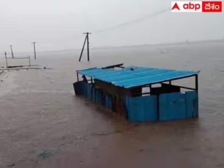 Telangana: Officials Issue First Warning As Godavari In Spate At Bhadrachalam Telangana: Officials Issue First Warning As Godavari In Spate At Bhadrachalam