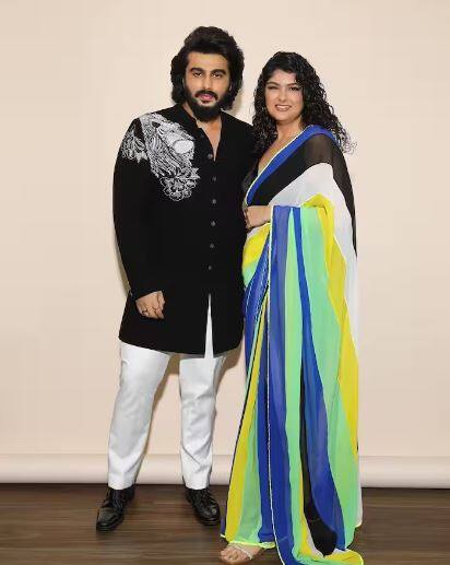 ਇਨ੍ਹਾਂ ਤਸਵੀਰਾਂ 'ਚ ਅੰਸ਼ੁਲਾ ਨੇ ਬਲੈਕ ਡੀਪਨੇਕ ਬਲਾਊਜ਼ ਦੇ ਨਾਲ ਮਲਟੀਕਲਰਡ ਸਾੜ੍ਹੀ ਕੈਰੀ ਕੀਤੀ ਹੈ। ਹਰ ਤਸਵੀਰ ਵਿੱਚ ਅੰਸ਼ੁਲਾ ਨੇ ਆਪਣੀ ਸਾੜ੍ਹੀ ਨੂੰ ਬਹੁਤ ਹੀ ਖੂਬਸੂਰਤੀ ਨਾਲ ਸੰਭਾਲਿਆ ਹੈ।