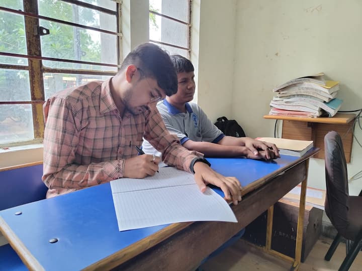 પ્રજ્ઞાચક્ષુ અને હેન્ડીકેપ વિદ્યાર્થીઓની પરીક્ષામાં રાઈટર તરીકેની મદદ બાબતે અમદાવાદના સામાજિક કાર્યકર અલ્પેશ કારેણાએ વિશ્વ વિક્રમ સ્થાપ્યો છે. 800થી પણ વધારે પ્રજ્ઞાચક્ષુ વિદ્યાર્થીઓના પેપર લખીને વર્લ્ડ રેકોર્ડ ઈન્ડિયામાં નામ નોંધાયું છે. તેમજ વર્લ્ડ રેકોર્ડની ટીમ દ્વારા અલ્પેશ કારેણાને ગોલ્ડ મેડલ અને સર્ટિફિકેટ પણ એનાયત કરવામાં આવ્યા છે. સતત 9 વર્ષથી દિવ્યાંગોની સેવામાં ખડેપગે રહીને અલ્પેશ કારેણા કરેલી સેવાની આજે વિશ્વ લેવલે નોંધ લેવાય એ બાબતે દિવ્યાંગ લોકોમાં પણ ખુશીનો માહોલ જોવા મળી રહ્યો છે તેમજ શુભેચ્છાઓનો વરસાદ થઈ રહ્યો છે.