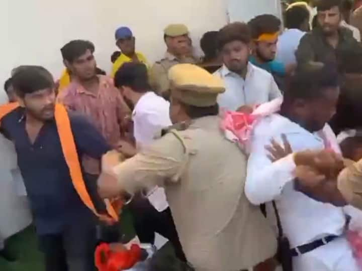 ABVP workers misbehaved with Vice Chancellor in Gorakhpur University, scuffle with police