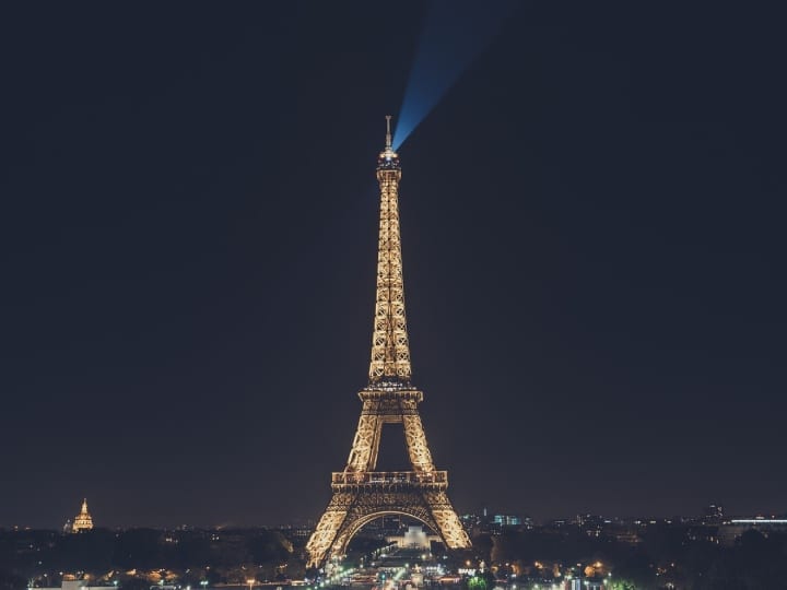 It is illegal to photograph the Eiffel Tower at night without permission know some interesting facts about this एफिल टॉवर की रात में नहीं ले सकते तस्वीर, खींचनी है तो लिए लेनी होगी सरकार से परमिशन, जानिए ऐसा क्यों है