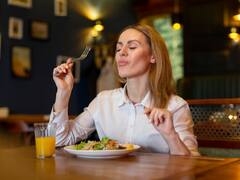 जल्दबाजी में खाना खाने से बढ़ जाता है इन बीमारियों का खतरा, शरीर को झेलने पड़ते हैं कई नुकसान