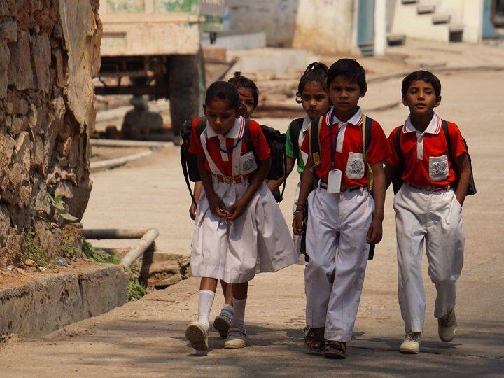 वहीं क्लास 8 में पास हो चुके बच्चे भी इसके लिए आवेदन कर सकते हैं. आवेदन के दौरान अपनी पहचान के पूरे दस्तावेज जैसे आधार, पैन और स्कूल मार्कशीट आदि देनी होगी. ऑनलाइन के अलावा आप स्कूल से भी इसके लिए आवेदन कर सकते हैं.