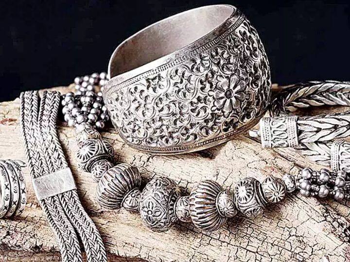 संतान सुख की इच्छा रखने वाले लोगों को सावन महीने में चांदी का दान करना उत्तम होता है. इस उपाय को करने से काल सर्प दोष तो दूर होता है और आपको संतान सुख भी मिलता है.