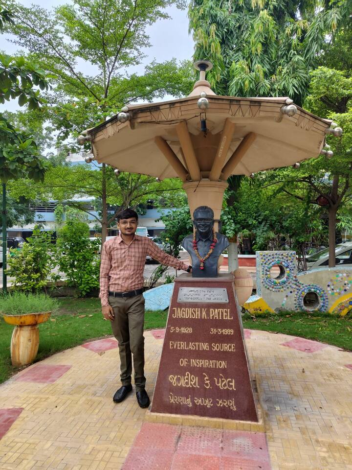 World Record: સૌરાષ્ટ્રના એક નાના એવા ગામથી અમદાવાદ આવેલા યુવકે અનોખી સિદ્ધિ પ્રાપ્ત કરી છે. દેવ ભૂમિ દ્વારકા જિલ્લાના ગડુનો રહેવાસી યુવક કારકિર્દી બનાવવા અમદાવાદ આવ્યો હતો. જો કે, પોતાની કારકિર્દીની સાથે સાથે તેમણે બીજાની કારકિર્દી બનાવવામાં પણ અનોખી મદદ કરી છે. અમે વાત કરી રહ્યા છીએ અલ્પેશ કારેણા નામના યુવકની.