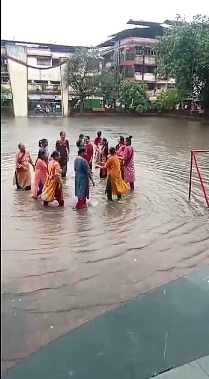 काल सायंकाळपर्यंत साचलेले पाणी ओसरले नाही.