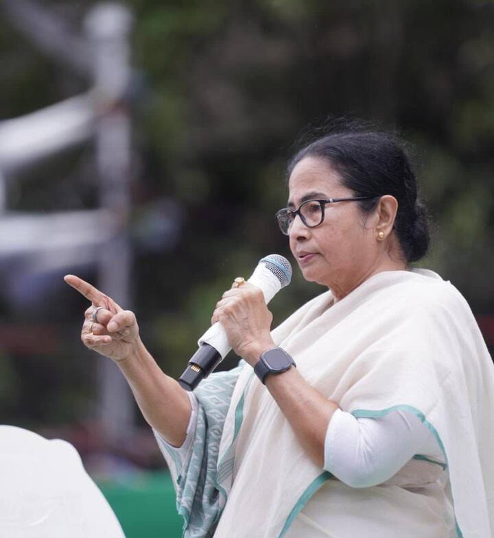 '৫ অগাস্ট শান্তিপূর্ণ ঘেরাও হবে। ব্লকে ব্লকে বিজেপি নেতাদের ঘেরাও হবে। বাড়ি থেকে ১০০ মিটার দূরে ঘেরাও হবে, যাতে কেউ অবরুদ্ধ বলতে না পারে'।