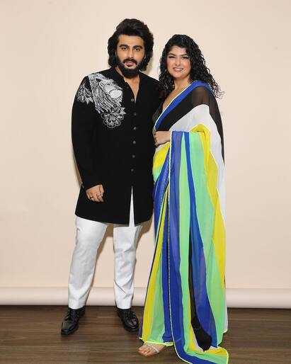 Anshula Kapoor Pics: ब्लैक डीपनेक ब्लाउज के साथ मल्टीकलर साड़ी में दिखा अंशुला का सेंशुअस लुक, भाई अर्जुन के साथ यूं दिए पोज Anshula Kapoor Pics: ब्लैक डीपनेक ब्लाउज के साथ मल्टीकलर साड़ी में दिखा अंशुला का सेंशुअस लुक, भाई अर्जुन के साथ यूं दिए पोज