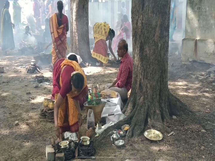 ஆடி வெள்ளியை முன்னிட்டு மாலையில் கோயிலில் குவிந்த பெண்கள்..! ஆடி வந்தாலே பக்தி பரவசம்தான்...!