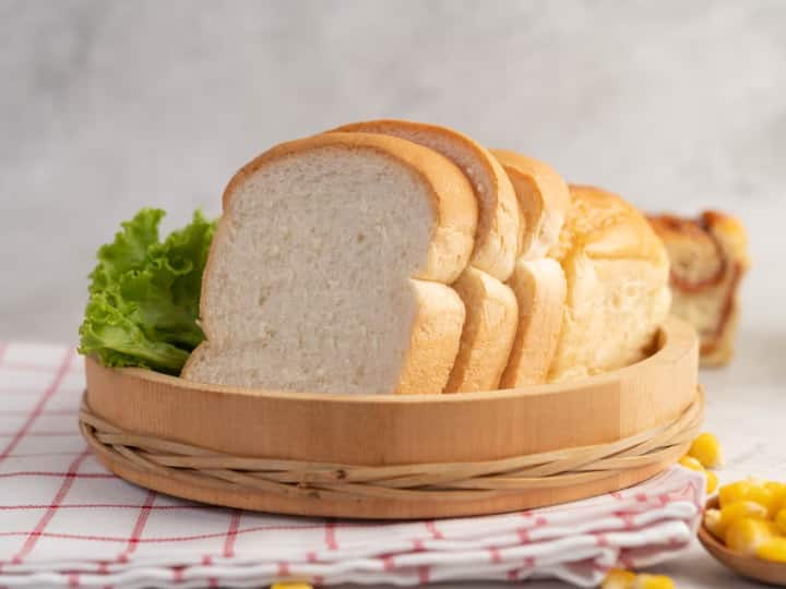 ब्रेड कई लोगों के ब्रेकफास्ट का एक जरूरी हिस्सा है. कुछ लोग इसमें बटर या जैम लगाकर खाते हैं तो कुछ लोग चाय के साथ ब्रेड खाना पसंद करते हैं.