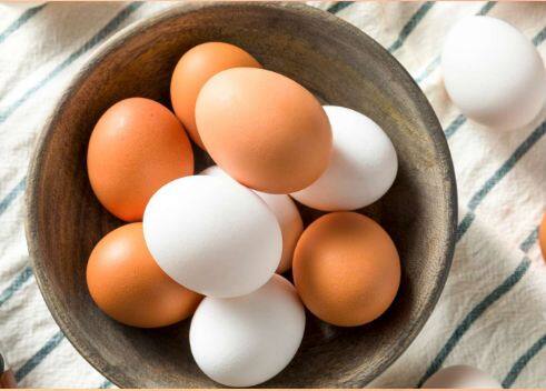 ਆਂਡੇ 'ਚ ਵਿਟਾਮਿਨ, ਫਾਸਫੋਰਸ, ਕੈਲਸ਼ੀਅਮ, ਜਿੰਕ, ਬੀ 5, ਬੀ 12, ਬੀ 2, ਡੀ, ਈ, ਕੇ, ਬੀ 6 ਅਤੇ ਕਈ ਹੋਰ ਪੋਸ਼ਕ ਤੱਤ ਵੀ ਮੌਜੂਦ ਹੁੰਦੇ ਹਨ। ਇਸ ਤੋਂ ਇਲਾਵਾ ਇਸ 'ਚ 70 ਕੈਲੋਰੀ, 6 ਕੈਲੋਰੀ, 6 ਗ੍ਰਾਮ ਪ੍ਰੋਟੀਨ ਅਤੇ 5 ਗ੍ਰਾਮ ਹੈਲਦੀ ਫੈਟ ਹੁੰਦਾ ਹੈ। ਜੋ ਸਰੀਰ ਨੂੰ ਸਿਹਤਮੰਦ ਰੱਖਣ ਦਾ ਕੰਮ ਕਰਦਾ ਹੈ। ਪਰ ਅੰਡੇ ਤੋਂ ਵੱਖ-ਵੱਖ ਪਕਵਾਨ ਬਣਾਉਂਦੇ ਸਮੇਂ ਅਸੀਂ ਅਕਸਰ ਬਹੁਤ ਸਾਰੀਆਂ ਗਲਤੀਆਂ ਕਰਦੇ ਹਾਂ ਜਿਸ ਦਾ ਬੁਰਾ ਅਸਰ ਸਰੀਰ ਉੱਤੇ ਪੈ ਸਕਦਾ ਹੈ। ਆਓ ਜਾਣਦੇ ਹਾਂ ਇਸ ਬਾਰੇ....