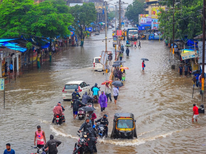 Maharashtra Rains Forecast Red Alert in Thane Raigad Pune Palghar check Mumbai Ratnagiri Weather Maharashtra Rains: महाराष्ट्र में आसमान से बरस रही आफत, अबतक 98 लोगों की बचाई गई जान, 12 की मौत से पसरा मातम