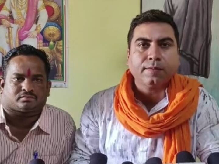 Chhattisgarh News: पुलिसकर्मी द्वारा धर्मांतरण कराए जाने पर बवाल, हिंदू जागरण मंच ने दी ये चेतावनी Chhattisgarh Hindu Jagran Manch warns against conversion by policemen in Manendragarh Chirmiri Bharatpur ann Chhattisgarh News: पुलिसकर्मी द्वारा धर्मांतरण कराए जाने पर बवाल, हिंदू जागरण मंच ने दी ये चेतावनी