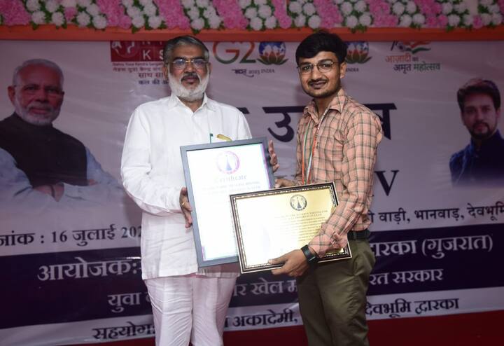 અલ્પેશ આગળ જણાવે છે કે આ બધી જ પ્રવૃતિ સાથે સાથે દર મહિને એક સામાજિક સંસ્થામાં અમે ઈવેન્ટ પણ કરતાં. અપંગ માનવ મંડળ, અનાથ આશ્રમ, વૃદ્ધાશ્રમ, સ્લમ સ્કુલ... વગેરે સંસ્થાઓમાં જઈને સમય પસાર કરી એ લોકોને પણ આનંદ આવે એવી કંઈક કંઈક પ્રવૃતિ કરતા. આ બધી જ પ્રવૃતિ અને પ્રજ્ઞાચક્ષુ મિત્રોના રાઈટરની સેવા કરવા માટે અમે ક્યારેય કોઈ પાસેથી એકપણ રૂપિયો નથી લેતો. બધી જ સેવા બિલકુલ નિ:શુલ્ક જ આપી છે. મિત્રોએ શક્તિ અને સમય દાન આપ્યું એમાં જ બધું કામ થઈ ગયું તો પૈસાની ક્યારેય જરૂર જ નથી પડી. જ્યાં જરૂર પડી ત્યાં પોકેટ મનીમાંથી આપી દીધા છે. આજે વર્લ્ડ રેકોર્ડમાં નામ નોંધાયુ એ મારા માટે ખુશીની વાત છે. મારી 9 વર્ષની મહેનતનું આ પરિણામ છે. અહીં પહોંચવામાં મને પરિવાર, મિત્રો અને અમદાવાદના નામી અનામી અનેક લોકોને ક્યારેય ન ભૂલી શકું એવો સહયોગ મળ્યો છે. આ સાથે જ મારા કાર્યને અનેક સંસ્થાઓ અને લોકો નવાજી રહ્યાં છે એનો વિશેષ આનંદ છે.