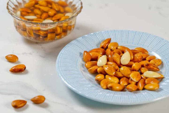 બદામમાં ફાઈબર, પ્રોટીન, વિટામિન ઈ સહિતના ઘણા પોષક તત્વો હાજર હોય છે. તે બ્લડ શુગરને કંટ્રોલ કરે છે. તેનું સેવન કરવાથી શરીર સ્વસ્થ રહે છે.