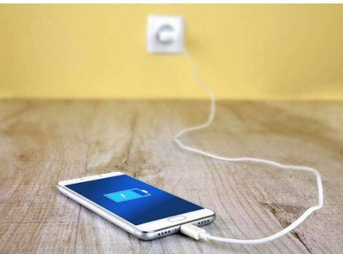 ਜ਼ਿਆਦਾਤਰ ਲੋਕਾਂ ਦੀ ਇਹ ਆਦਤ ਹੁੰਦੀ ਹੈ ਕਿ ਉਹ ਫੋਨ ਨੂੰ ਉਦੋਂ ਤੱਕ ਚਾਰਜ ਕਰਦੇ ਰਹਿੰਦੇ ਹਨ ਜਦੋਂ ਤੱਕ ਫੋਨ 100 ਫੀਸਦੀ ਤੱਕ ਚਾਰਜ ਨਹੀਂ ਹੋ ਜਾਂਦਾ ਅਤੇ ਬੈਟਰੀ ਘੱਟ ਤੋਂ ਘੱਟ 10 ਫੀਸਦੀ ਤੱਕ ਚਾਰਜ ਹੋਣ ਤੋਂ ਬਾਅਦ ਚਾਰਜਿੰਗ ਹਟਾ ਦਿੰਦੇ ਹਨ। ਪਰ, ਇਹ ਇੱਕ ਬੁਰਾ ਅਭਿਆਸ ਹੈ।