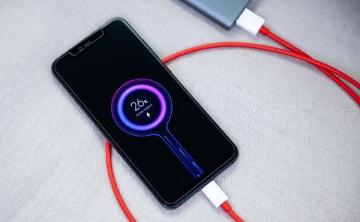 Phone Charge: ਸਮਾਰਟਫ਼ੋਨ ਅੱਜ-ਕੱਲ੍ਹ ਜ਼ਿੰਦਗੀ ਦਾ ਅਹਿਮ ਹਿੱਸਾ ਬਣ ਗਿਆ ਹੈ। ਚਾਹੇ ਫੋਟੋ ਕਲਿੱਕ ਕਰਨੀ ਹੋਵੇ ਜਾਂ ਕਿਸੇ ਔਨਲਾਈਨ ਮੀਟਿੰਗ ਵਿਚ ਸ਼ਾਮਿਲ ਹੋਣ ਲਈ ਜਾਂ ਦੂਰ ਬੈਠੇ ਕਿਸੇ ਵਿਅਕਤੀ ਨੂੰ ਪੈਸੇ ਭੇਜਣ ਦੀ।