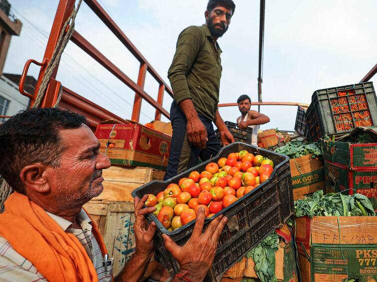 400 Kg Of Tomatoes Stolen, Maharashtra Pune Farmer Approaches Police 400 Kg Of Tomatoes Stolen, Maharashtra Farmer Approaches Police