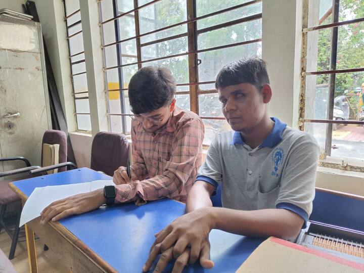 આ કાર્ય વિશે વાત કરતાં અલ્પેશ કારેણા જણાવે છે કે જ્યારે 2014માં પોતાના ગામ ગડુ ( દેવભુમિ દ્વારકા જિલ્લો ) થી એન્જિનીયરીંગના અભ્યાસ માટે અમદાવાદ આવવાનું થયું ત્યારે એલ.ડી. કોલેજ ઓફ એન્જિનીયરીંગમાં સિવિલમાં એડમિશન થયું અને હોસ્ટેલમાં રહેવાનું થયું. એક વખત અંધજનમંડળની મુલાકાત લીધી અને ત્યાં ગુજરાતીના શિક્ષક તરીકે સેવા આપવાની શરૂઆત કરી. ધીરે ધીરે ખબર પડી કે પ્રજ્ઞાચક્ષુ લોકોને પરીક્ષામાં રાઈટરની જરૂર પડે. તો એક વલત પેપર લખવા ગયા અને ત્યાં જોયું કે ઘણા વિદ્યાર્થીઓને રાઈટર નથી મળી રહ્યા અને પ્રજ્ઞાચક્ષુ વિદ્યાર્થીઓ રડી રહ્યાં છે. અલ્પેશ જણાવે છે કે આ વેદના મારાથી સહન ન થઈ અને મનમાં નિર્ણય કર્યો કે મારે આ વિદ્યાર્થીઓ માટે કંઈક કરવું છે.