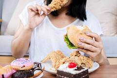 Eating Habits : सावधान! घाईघाईत अन्न खाल्ल्याने 'या' आजारांचा धोका वाढतो, होईल गंभीर नुकसान