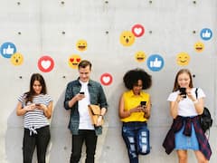 सोशल मीडिया पर एक्टिव हैं 520 करोड़ से ज्यादा लोग, दुनिया की 65% आबादी हर दिन स्क्रॉल करती है Feeds