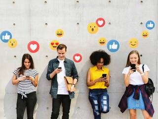 सोशल मीडिया पर एक्टिव हैं 520 करोड़ से ज्यादा लोग, दुनिया की 65% आबादी हर दिन स्क्रॉल करती है Feeds