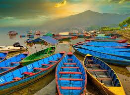 पोखरा: आप सबसे पहले पोखरा घूमने जा सकते हैं. जो नेपाल की टूरिस्ट कैपिटल भी कहलाता है. यहां खूबसूरत झील है. पहाड़ी वादियों में सुंदर कैफे और रेस्टरां तो हैं ही शॉपिंग के लिए भी बहुत से बाजार हैं. यहां आपको ट्रैकिंग और रिवर राफ्टिंग का मौका भी मिल जाएगा.