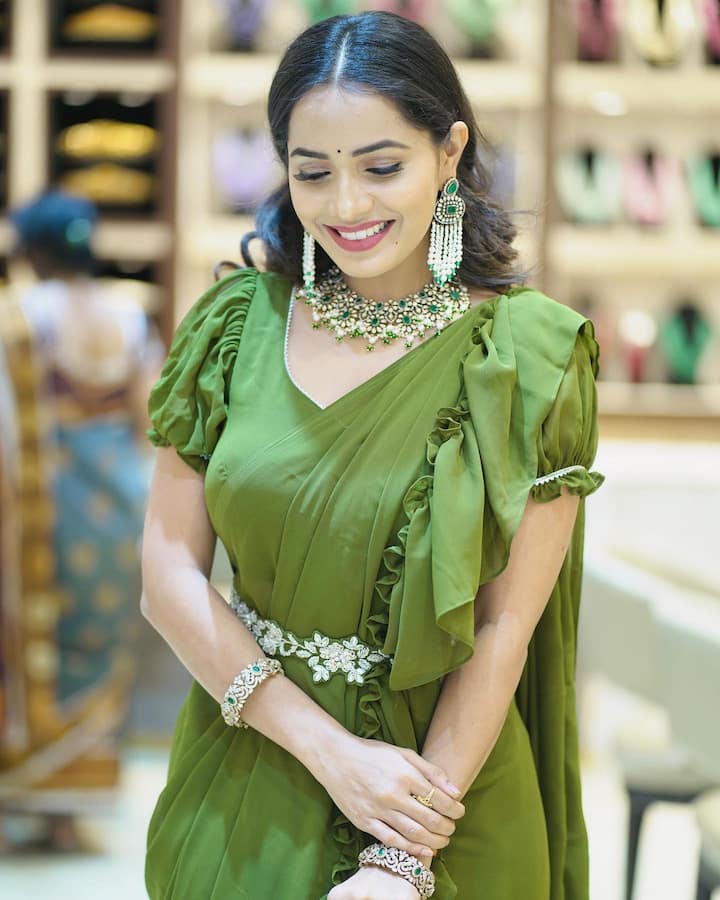 బిగ్గెస్ట్ రియాలిటీ షో బిగ్ బాస్ 7 కోసం ప్రేక్షకులు ఎంతగానో ఎదురుచూస్తున్నారు. హోస్టుగా నాగార్జున వ్యవహరించనున్నాడని క్లారిటీ వచ్చేసింది. అయితే కంటిస్టెంట్స్ లిస్టు ఇదిగో అంటూ సోషల్ మీడియాలో కొన్ని పేర్లు చక్కర్లు కొడుతున్నాయి. అందులో ఒకరు కార్తీకదీపం మోనిత ( శోభాశెట్టి)