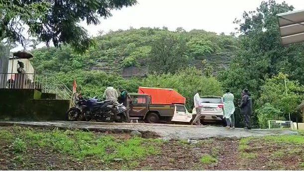 नैसर्गिक आपत्तीत प्रशासकीय यंत्रणा व अधिकारी इर्शाळवाडीच्या दुर्घटनेनंतर सतर्क झालेले आहेत.