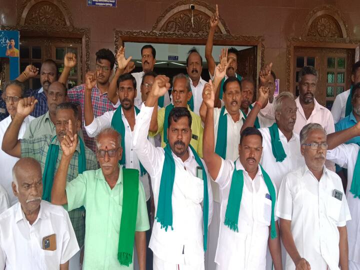 Farmers protest in Nagai demanding that Karnataka get adequate water and open it for irrigation TNN 60 ஆயிரம் ஏக்கர் நெற்பயிர்கள் கருகும் அபாயம்; நாகையில் விவசாயிகள் ஆர்ப்பாட்டம்