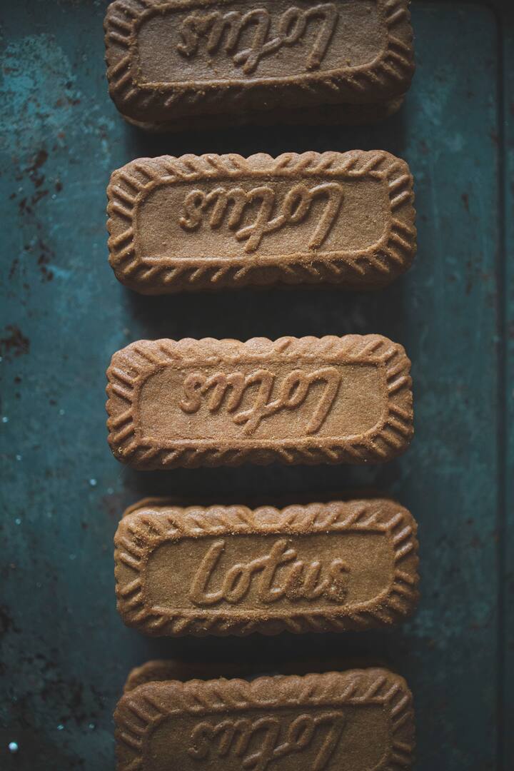 प्लास्टिक पिशव्या ओलावा अडकवू शकतात आणि अन्न लवकर खराब करू शकतात. त्याऐवजी, तुमचे अन्न साठवण्यासाठी कापडी पिशव्या किंवा कागदी पिशव्या वापरा.